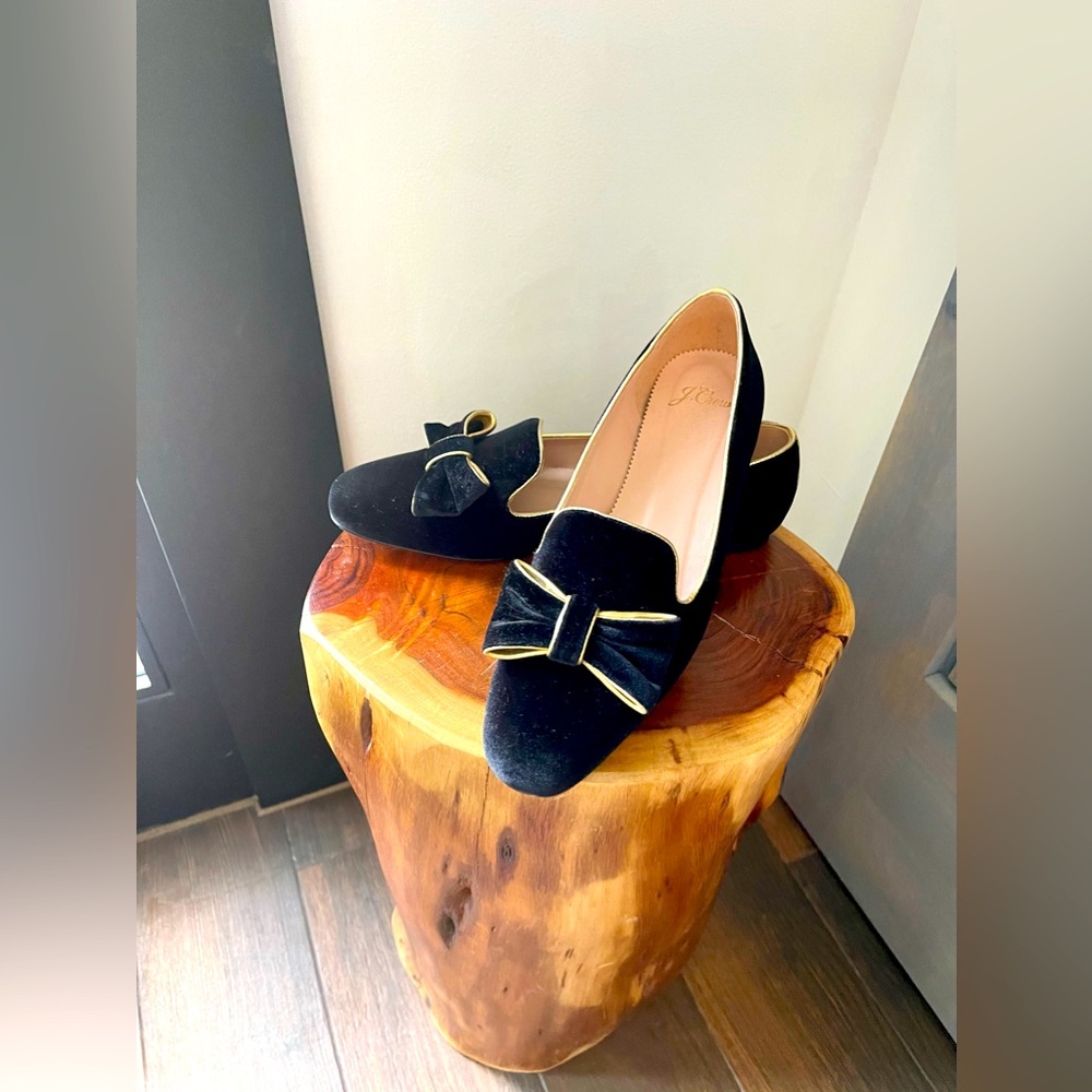 Black and gold bow flats .